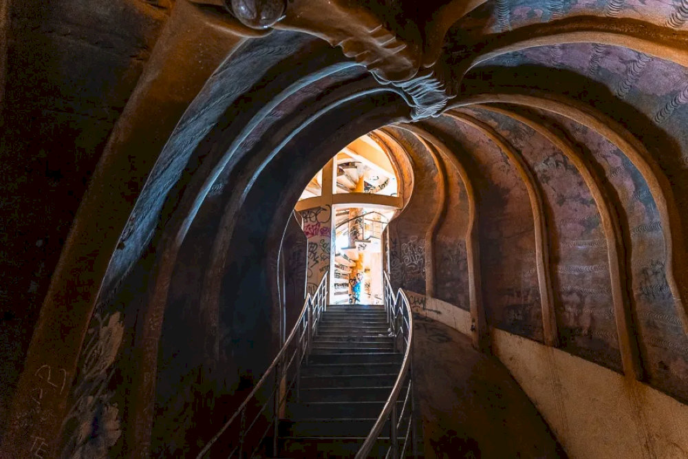 Ascending the spiral staircase leads you to the dragon’s head